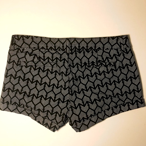 SO Arrow Patterned Chevron Shorts - Picture 4 of 4